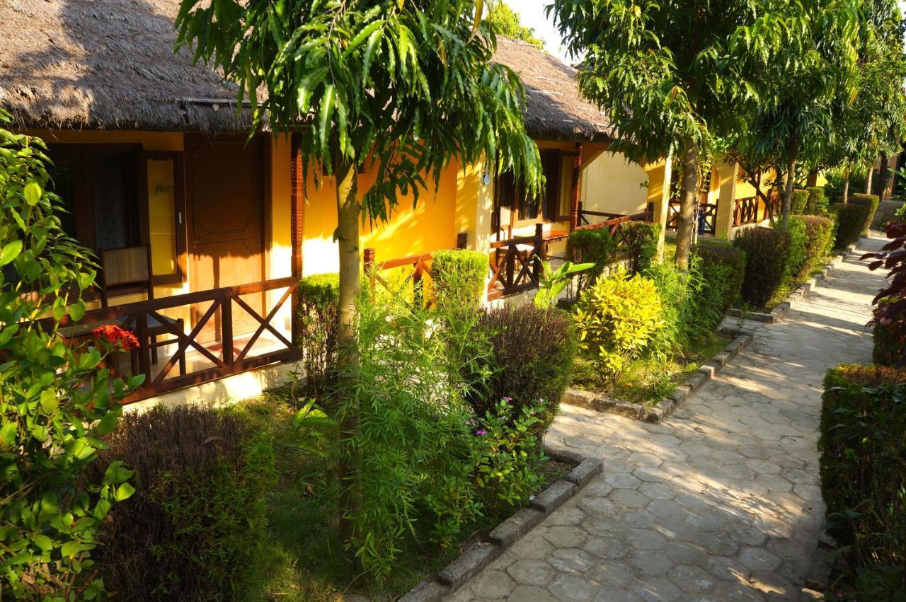 Mr. B'S Place Bardiya Exteriér fotografie
